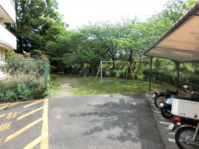シャルマンコーポ明石4号棟のその他共用部分|１号館に隣接する公園スペース