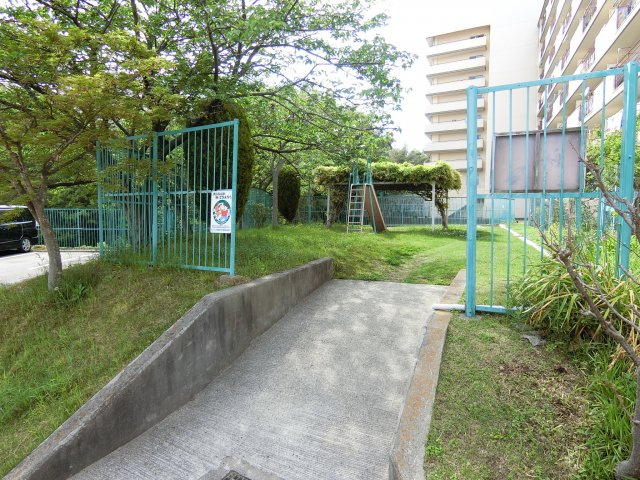 シャルマンコーポ明石4号棟のその他共用部分|４号館に隣接する公園スペース　ちびっこにはうれしいですね