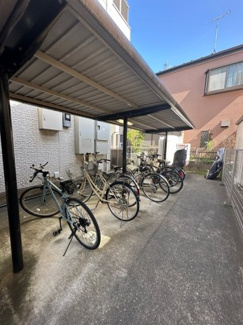 【その他共用部分】 | 屋根付きの駐輪場で雨が降っても大切な自転車が濡れなくてすみますね♪自転車はちょっとした移動手段に便利ですよ！