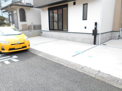 【駐車場】 | 上尾市　原市　全1棟　1号棟　未入居物件 | 駐車場の用意があります。デザイン住宅３LDKとﾜｲﾄﾞﾊﾞﾙｺﾆｰ駐車2台。車種によります。