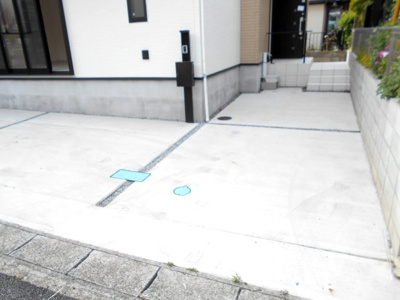 【駐車場】 | 上尾市　原市　全1棟　1号棟　未入居物件 | 駐車場の用意があります。デザイン住宅３LDKとﾜｲﾄﾞﾊﾞﾙｺﾆｰ駐車2台。車種によります。