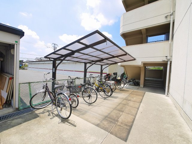グランドハイツ森川のその他共用部分|ゆったりとした駐輪スペース。