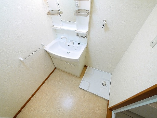 グランドハイツ森川の洗面所|明るい洗面所です