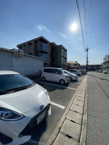 レヴァージュの駐車場