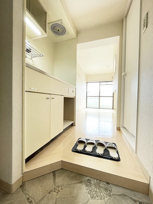 【玄関】 | ハイランドハウス | 玄関から室内への景観です！キッチンの奥に洋室6帖のお部屋があります♪