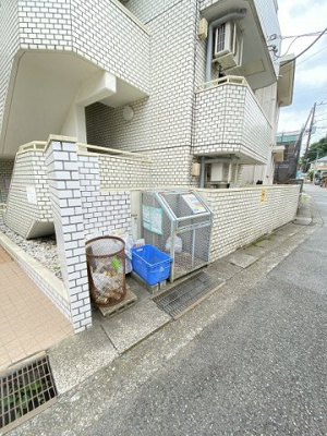 【その他共用部分】 | ハイランドハウス | 敷地内ごみ置き場でごみ出しもらくらく～♪忙しい社会人さんや学生さんにもうってつけ！