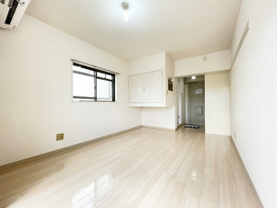 【寝室】 | ハイランドハウス | 南向き洋室6帖☆収納スペースがあります♪荷物を収納できてお部屋が片付きますね☆