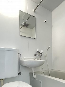 【洗面所】 | ハイランドハウス | バスルームにある洗面台です！鏡の前で身支度ばっちりできちゃいます◎