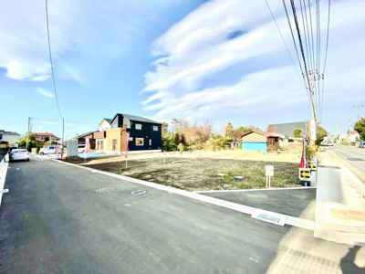 【前面道路含む現地写真】 | 売地最終１区画！陽当り良好な東南角地50坪！MLH宮原全8区画-①　建築条件無し | 前面道路含む現地写真です