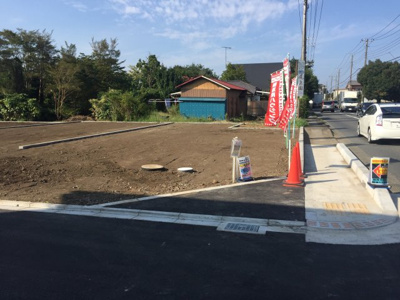 【前面道路含む現地写真】 | 売地最終１区画！陽当り良好な東南角地50坪！MLH宮原全8区画-①　建築条件無し | 前面道路含む現地写真です