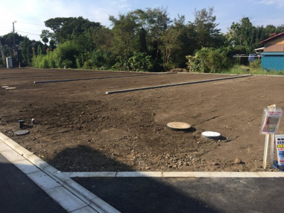 【前面道路含む現地写真】 | 売地最終１区画！陽当り良好な東南角地50坪！MLH宮原全8区画-①　建築条件無し | 前面道路含む現地写真です
