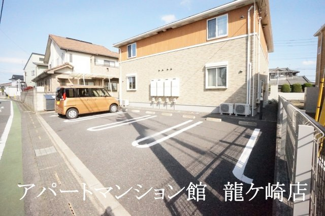 メゾンソレイユの駐車場