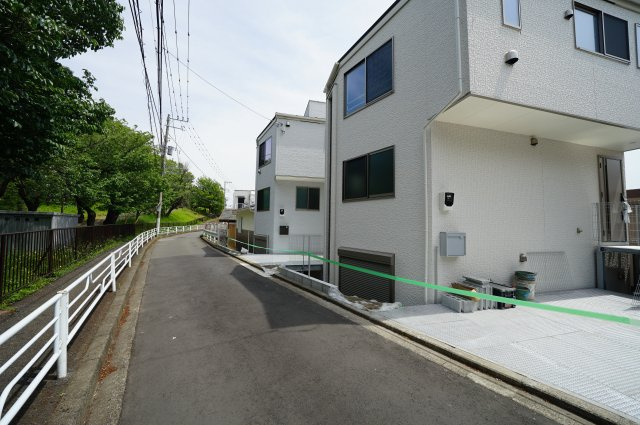 保土ヶ谷区和田町　全２棟新築戸建て【成約】の前面道路含む現地写真|緑豊かな住環境で新生活を始めてはいかがですか。