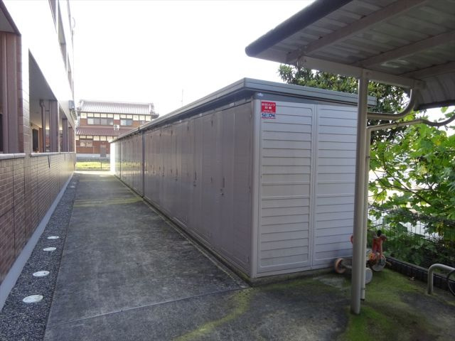 サン・ソレイユ西条　弐番館の設備|屋外倉庫付きです。