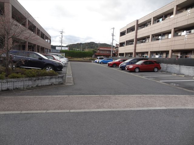 サン・ソレイユ西条　弐番館の駐車場