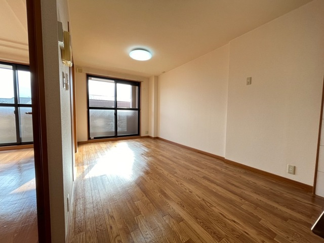 サン・ソレイユ西条　弐番館の居間・リビング