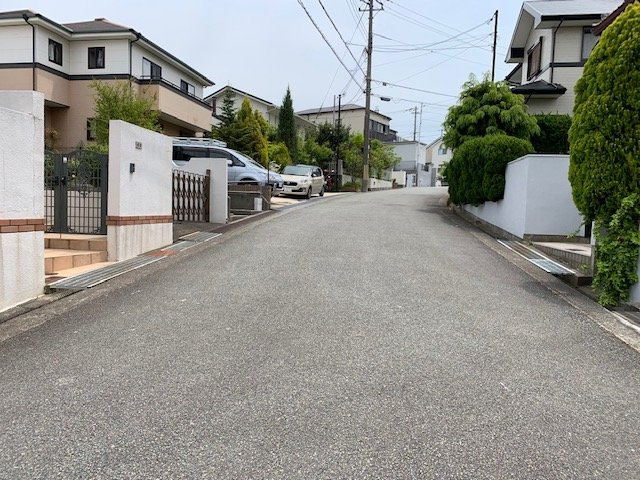 神戸市北区東有野台４丁目２号棟　新築戸建の前面道路含む現地写真