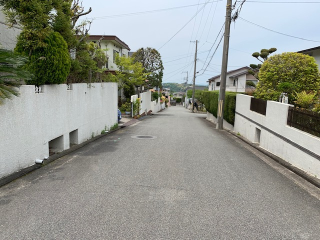 神戸市北区東有野台４丁目２号棟　新築戸建の前面道路含む現地写真