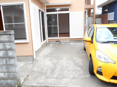 【駐車場】 | 中古　岩槻　大谷　全1棟　1号棟　31坪 | カースペースがあります。一つは軽自動車等。いかがでしょう。リフォーム済。1498から1398万円に価格変更です。