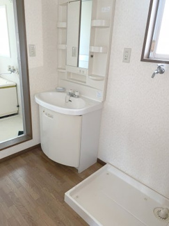 【洗面所】 | 東山田住居付き貸し倉庫 | 洗濯機置き場あり