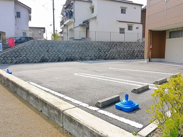 ハイブランチ　有里ANNEXの駐車場|車をお持ちの方に嬉しい駐車場付きの物件です