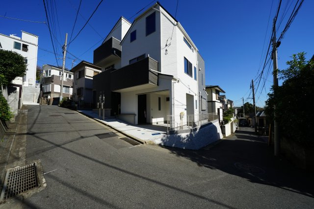 保土ヶ谷区和田2丁目　全２棟新築戸建【成約】の前面道路含む現地写真