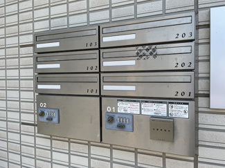 【その他共用部分】 | 共用エントランスには宅配BOXがあるので荷物の受け取りもスムーズに♪再配達を依頼する手間が省けます☆