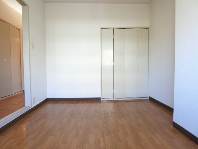 サンハイツ向陽の洋室