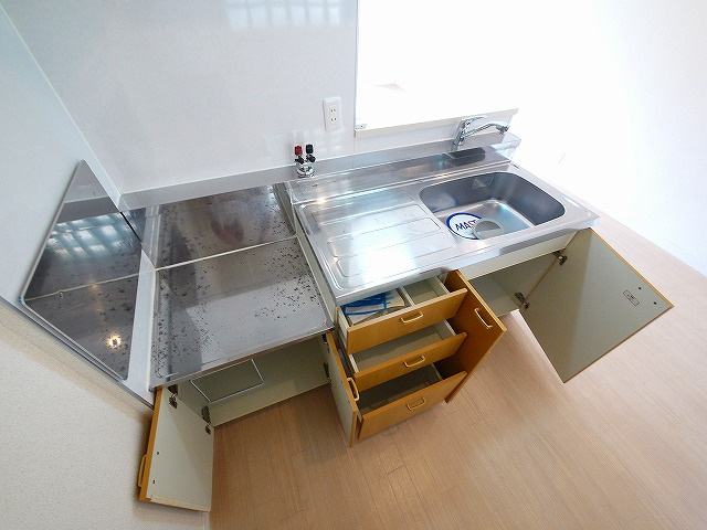 フラッツセンチュリーのキッチン|コンパクトなキッチンで掃除もラクラク