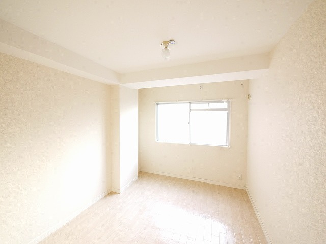 フラッツセンチュリーの寝室|広くて明るい寝室