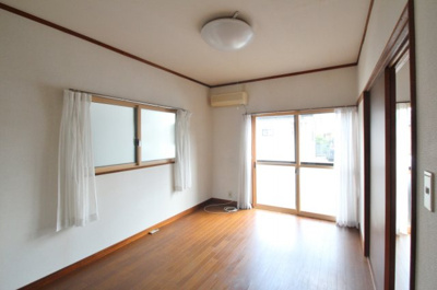 【居間・リビング】 | YMN玉田貸家 | こちらのリビングで趣味の時間をお楽しみください