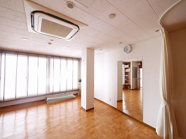 奥田ビルの玄関