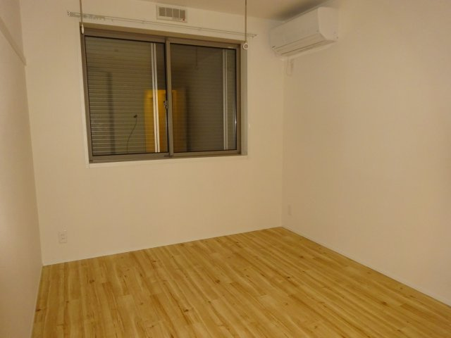 ピルツの洋室