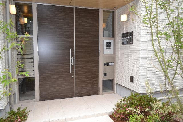 シャーメゾン加賀のエントランス|オートロック付きの入り口