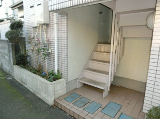 【エントランス】 | １フロア２世帯です。
