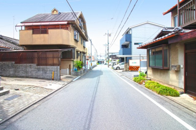 【前面道路含む現地写真】 | 伏見区桃山最上町　注文建築　建築条件なし　土地 | スーパー・コンビニなどお買い物施設が近くに点在する生活便利な環境です。《業務スーパー400ｍ・ファミリーマート150ｍ・デイリーカナートイズミヤ450ｍ》