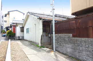 【外観】 | 《伏見岡本病院》が190ｍにあるので急な病気にもすぐ対応出来て助かります。また《国立病院機構 京都医療センター》も車で約8分にあるので救急なども対応出来て安心です。