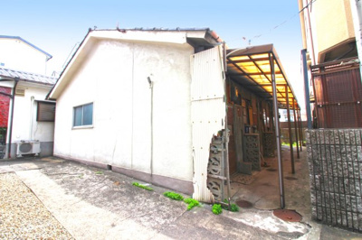 【外観】 | 伏見区桃山最上町　注文建築　建築条件なし　土地 | 東側は月極ガレージなので建物もなく開放的です！日当たり・通風は良好です。