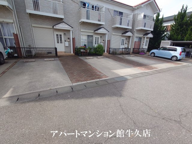 コンフォールサースＡの駐車場