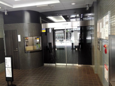 【エントランス】 | コスモフォーラム三鷹 | エントランス　管理人室　オートロック入口