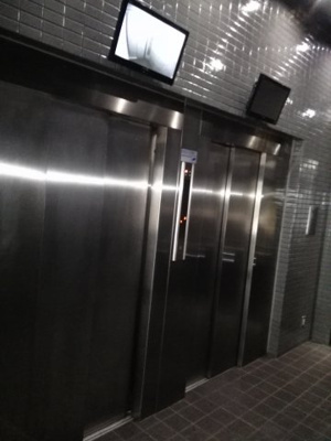 【エントランス】 | コスモフォーラム三鷹 | エレベーター２基　室内のモニター付き　乗っている人がわかります。