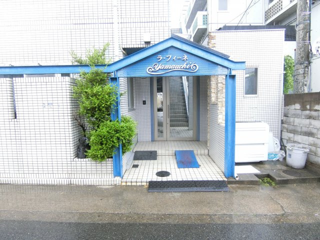 ラフィーネ1号館のエントランス