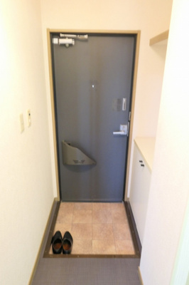 【玄関】 | ハッピーバード市川 | 玄関は靴箱付き