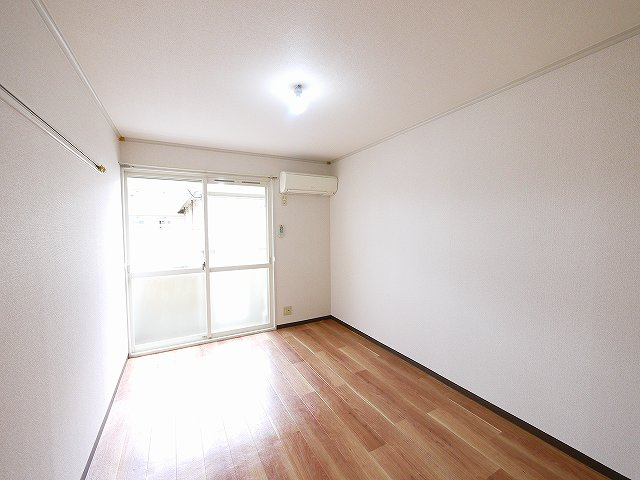 メゾン・ド・スリシエI　B棟の洋室|使い勝手のいい洋室です