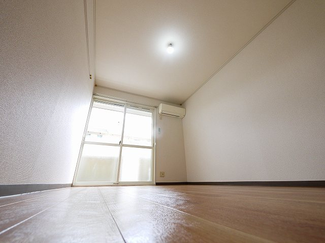 メゾン・ド・スリシエI　B棟の洋室|落ち着いた色調の洋室です