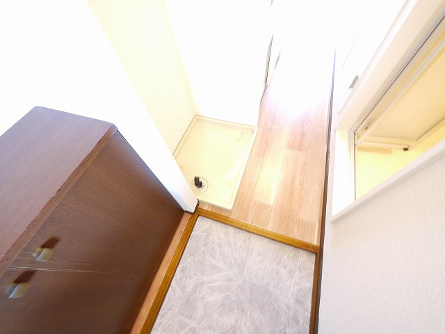 メゾン・ド・スリシエI　B棟の玄関|収納もある玄関です