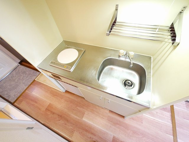 メゾン・ド・スリシエI　B棟のキッチン|コンパクトなキッチンで掃除もラクラク