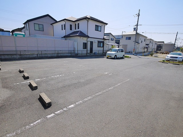 ラフィーネTENRI　Aの駐車場|車をお持ちの方に嬉しい駐車場付きの物件です