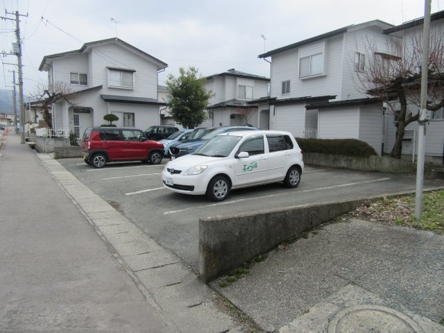 鳥居ケ丘貸家の駐車場