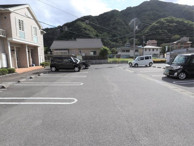 エル・ガーデンBの駐車場